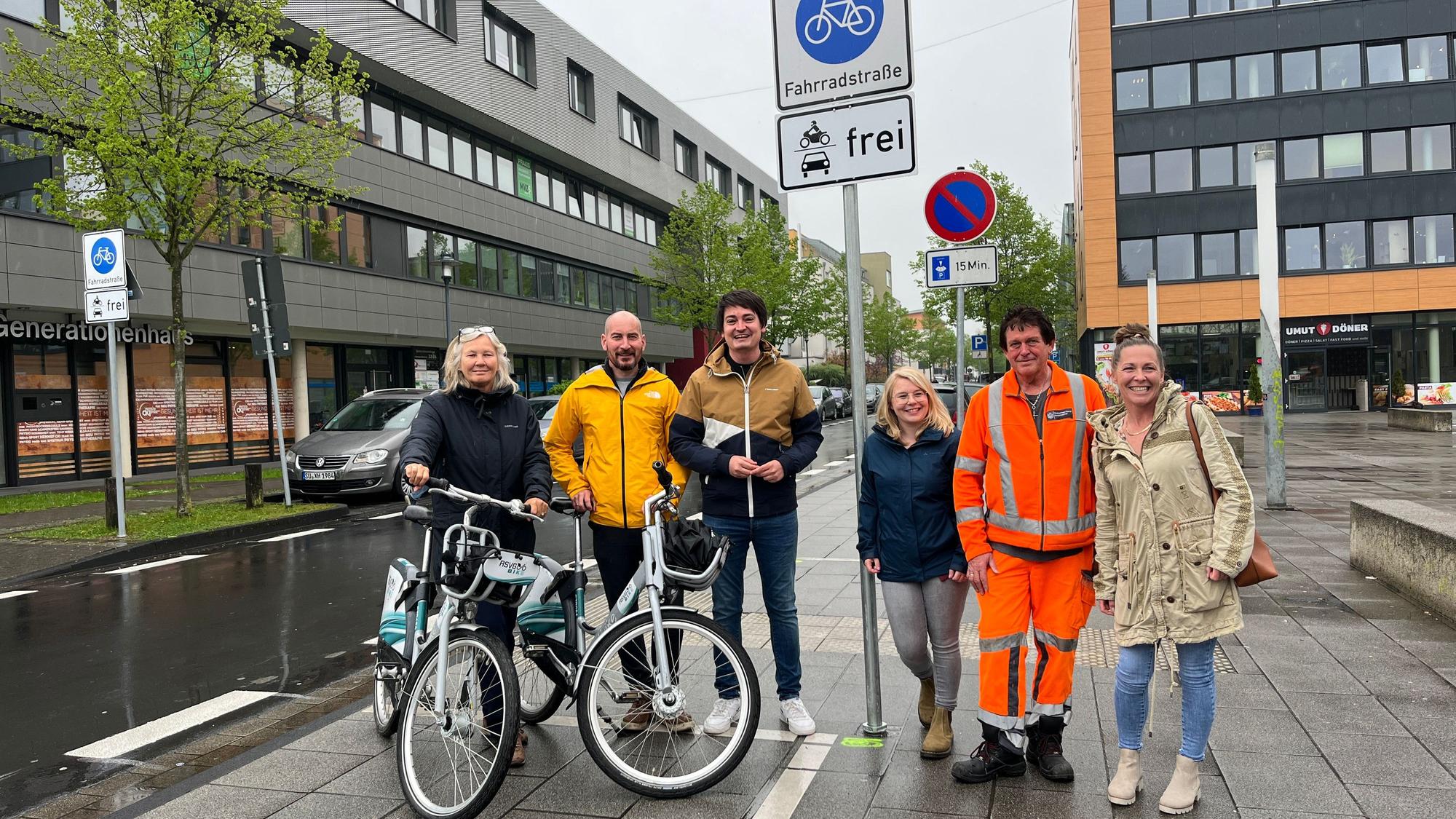 In Hennef ist dfie dritte Fahrradstraße als Teil der interkommunalen Radpendlerroute Hennef-Sankt Augustin-Siegburg-Troisdorf offiziell eingeweiht worden.
