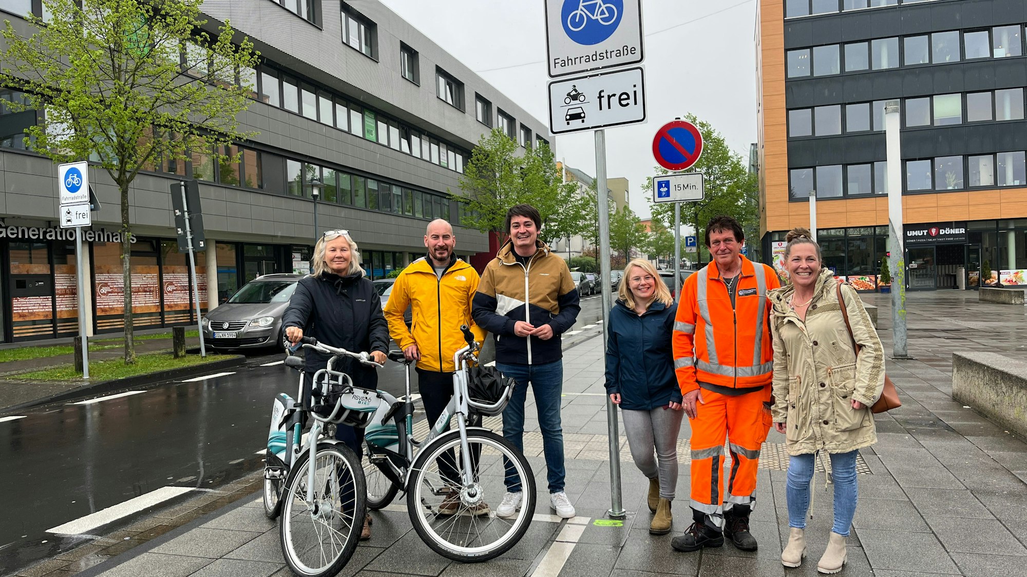 In Hennef ist dfie dritte Fahrradstraße als Teil der interkommunalen Radpendlerroute Hennef-Sankt Augustin-Siegburg-Troisdorf offiziell eingeweiht worden.