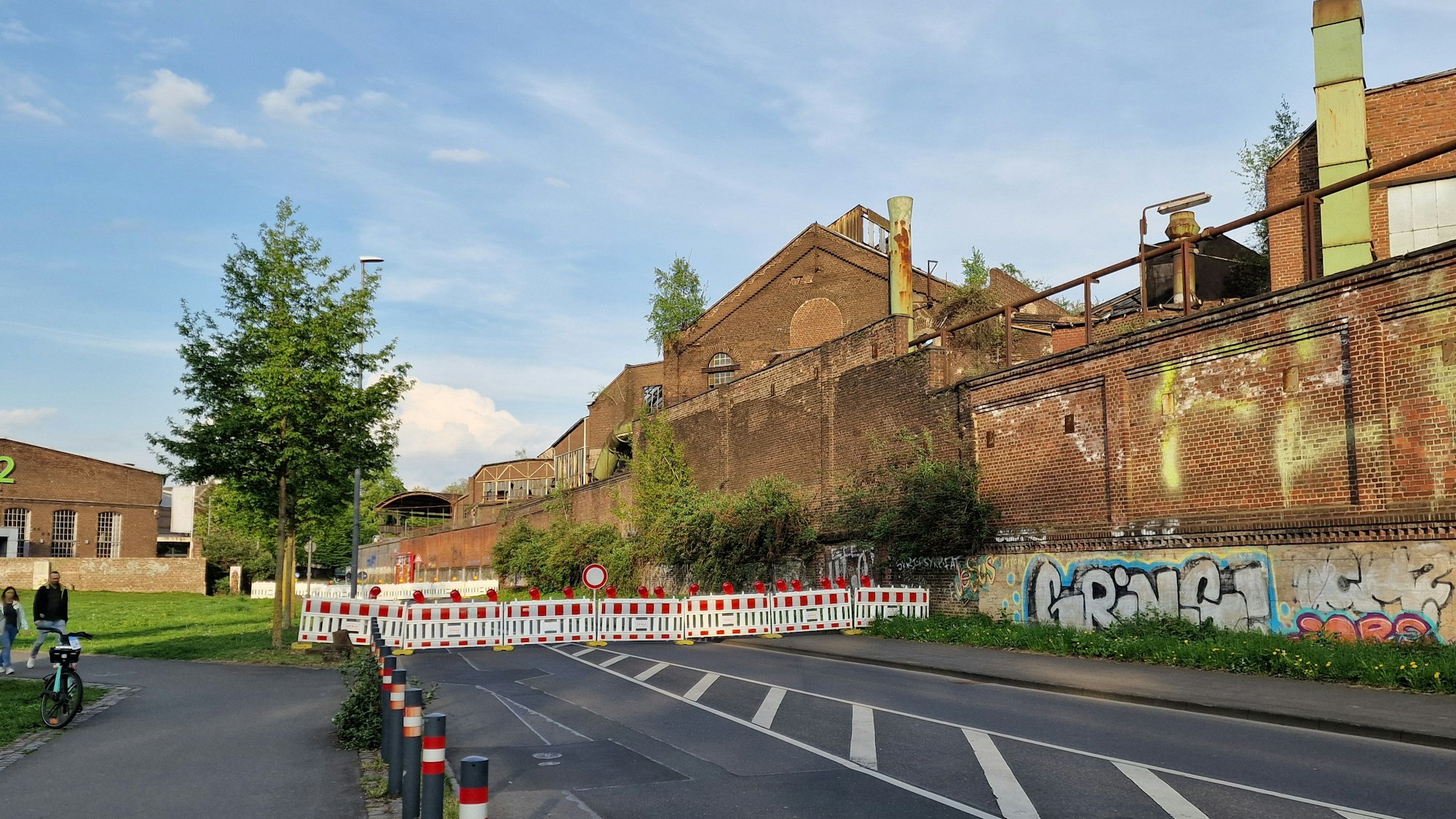 Der Auenweg ist gesperrt, weil Gebäude des Landes einsturzgefährdet sind