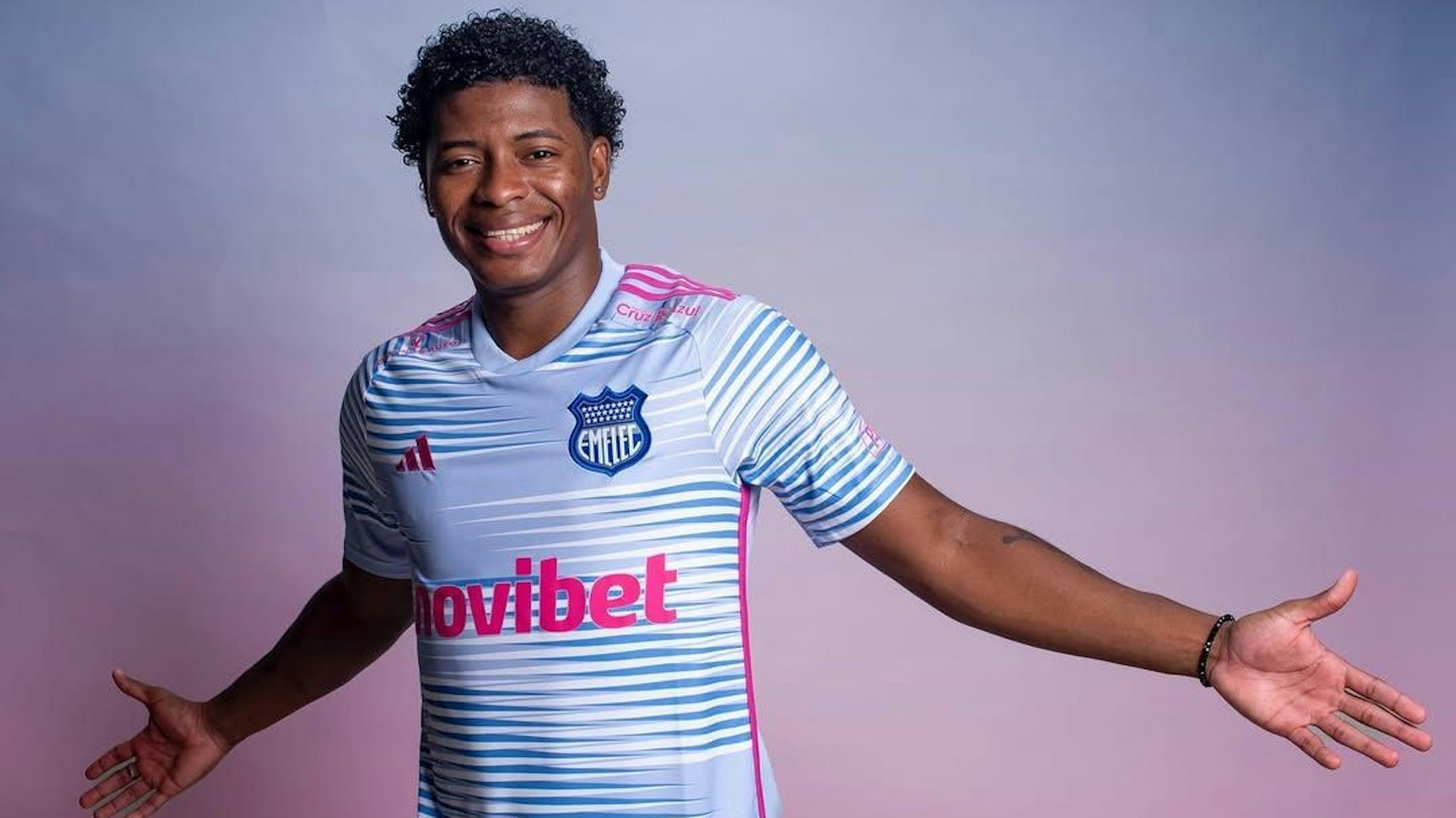 Jackson Rodríguez im Fußballtrikot.