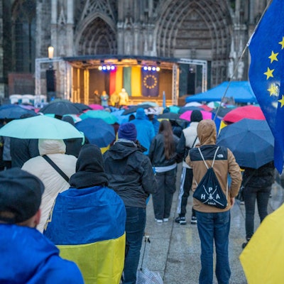 Zum vierten Jahrestag des russischen Angriffskrieges gegen die Ukraine veranstaltet der Verein Blau-Gelbes Kreuz eine Kundgebung. Das Bild zeigt die Demo am Dom 2025. (Archivbild)