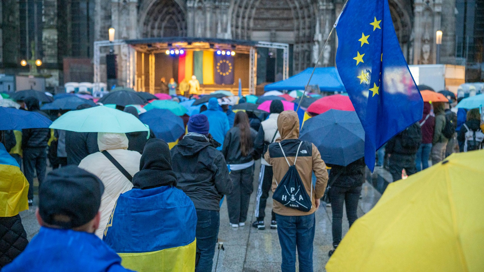 Zum vierten Jahrestag des russischen Angriffskrieges gegen die Ukraine veranstaltet der Verein Blau-Gelbes Kreuz eine Kundgebung. Das Bild zeigt die Demo am Dom 2025. (Archivbild)