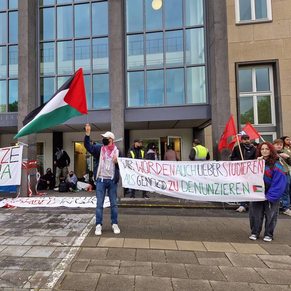Blockadeaktion vor dem Hauptgebäude der Uni Köln von pro-palästinensischen Aktivisten