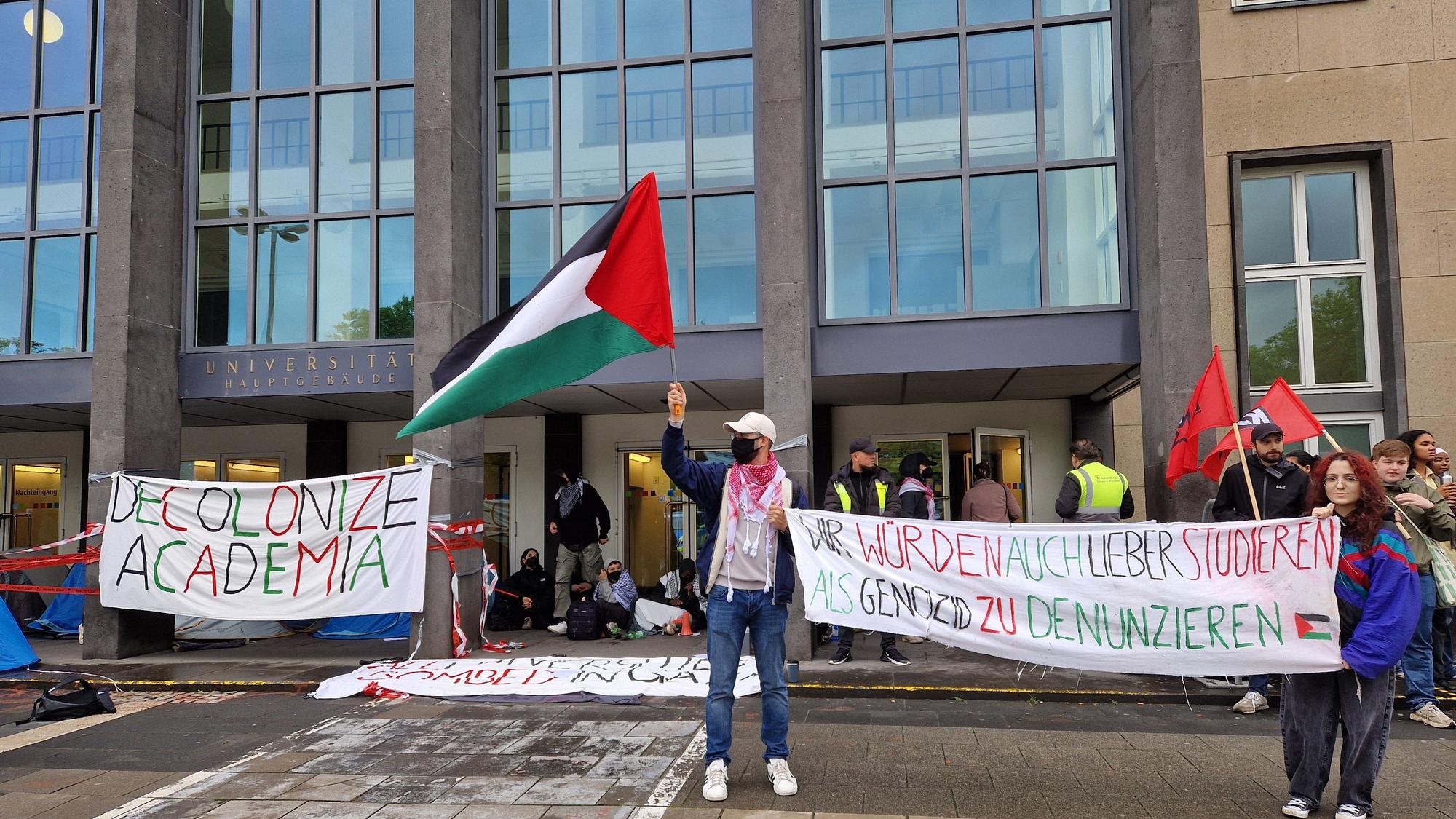 Blockadeaktion vor dem Hauptgebäude der Uni Köln von pro-palästinensischen Aktivisten