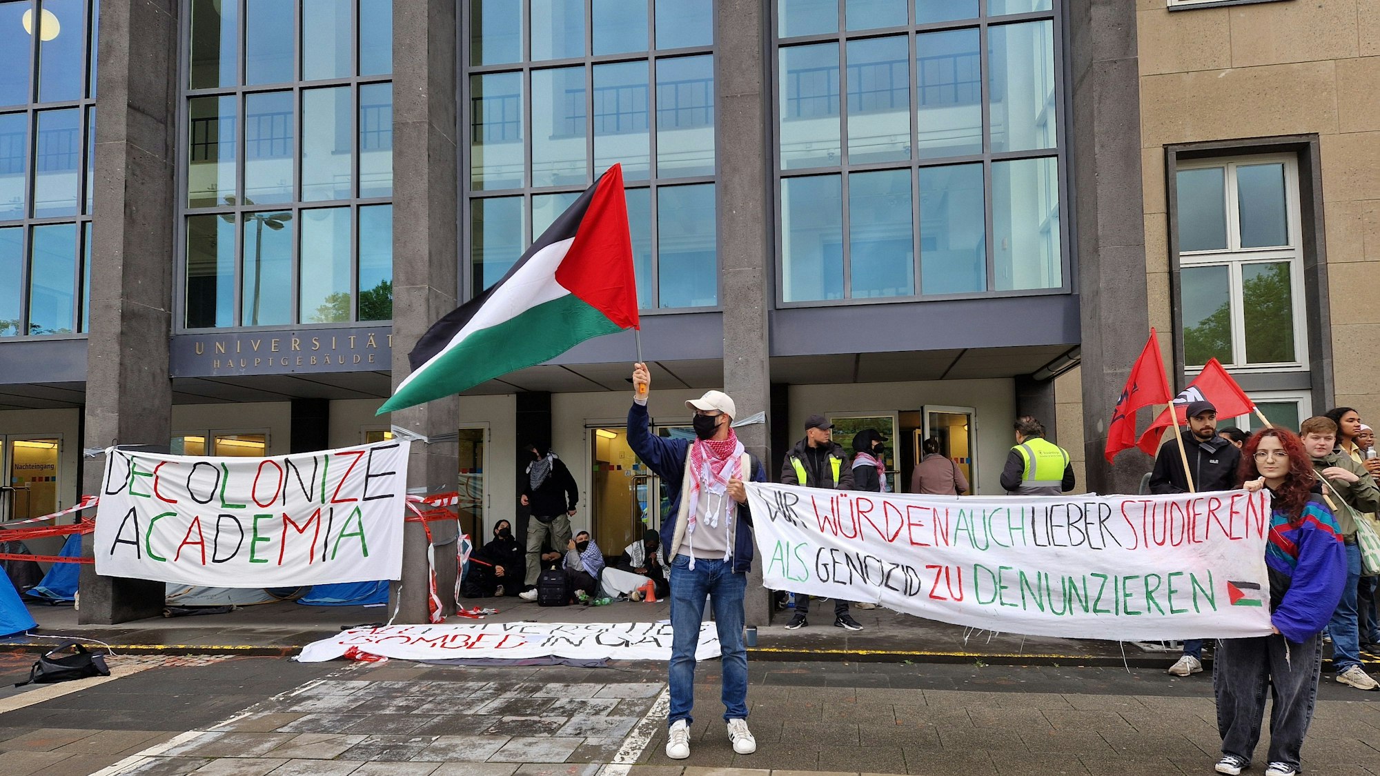 Blockadeaktion vor dem Hauptgebäude der Uni Köln von pro-palästinensischen Aktivisten
