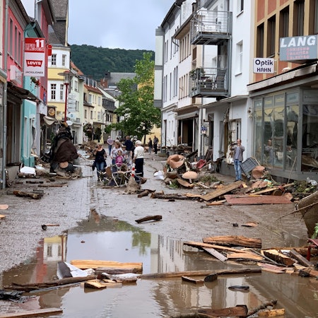 Die Fußgängerzone (Dreiborner Straße) in Gemünd am Tag nach der Flut.