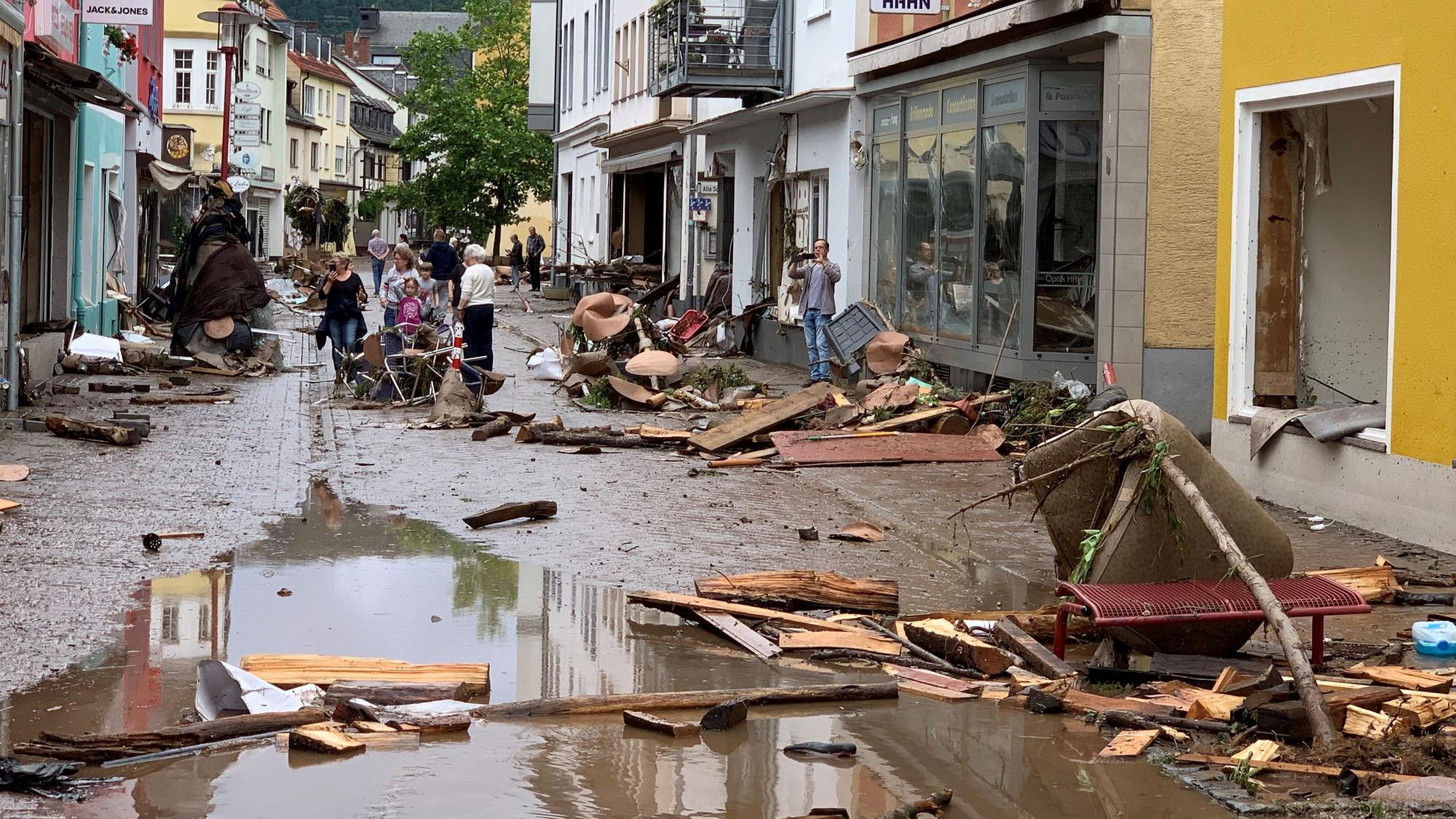 Das Bild zeigt die Fußgängerzone (Dreiborner Straße) in Gemünd am Tag nach der Flut.
