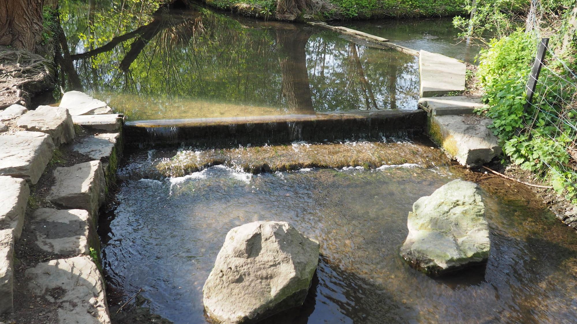 Gewässer mit großen Trittsteinen.