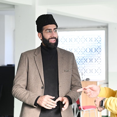 Mahmood Malhi, Imam der Ahmadiyya-Gemeinde in Köln, im Gespräch mit einem Gemeindemitglied.