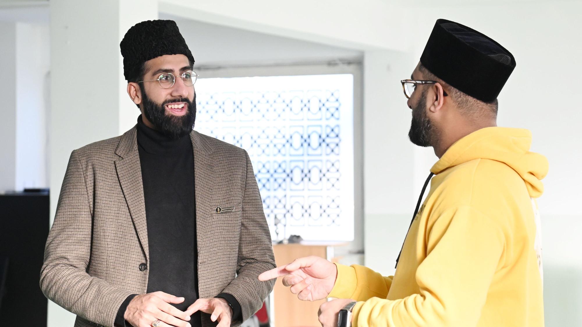 Mahmood Malhi, Imam der Ahmadiyya-Gemeinde in Köln, im Gespräch mit einem Gemeindemitglied.