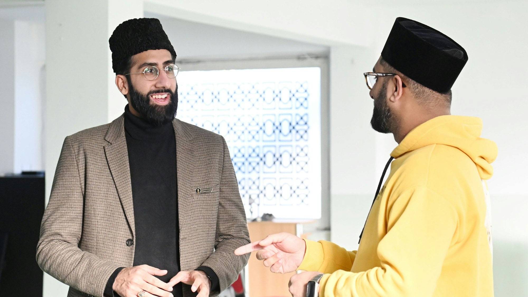 Mahmood Malhi, Imam der Ahmadiyya-Gemeinde in Köln, im Gespräch mit einem Gemeindemitglied.