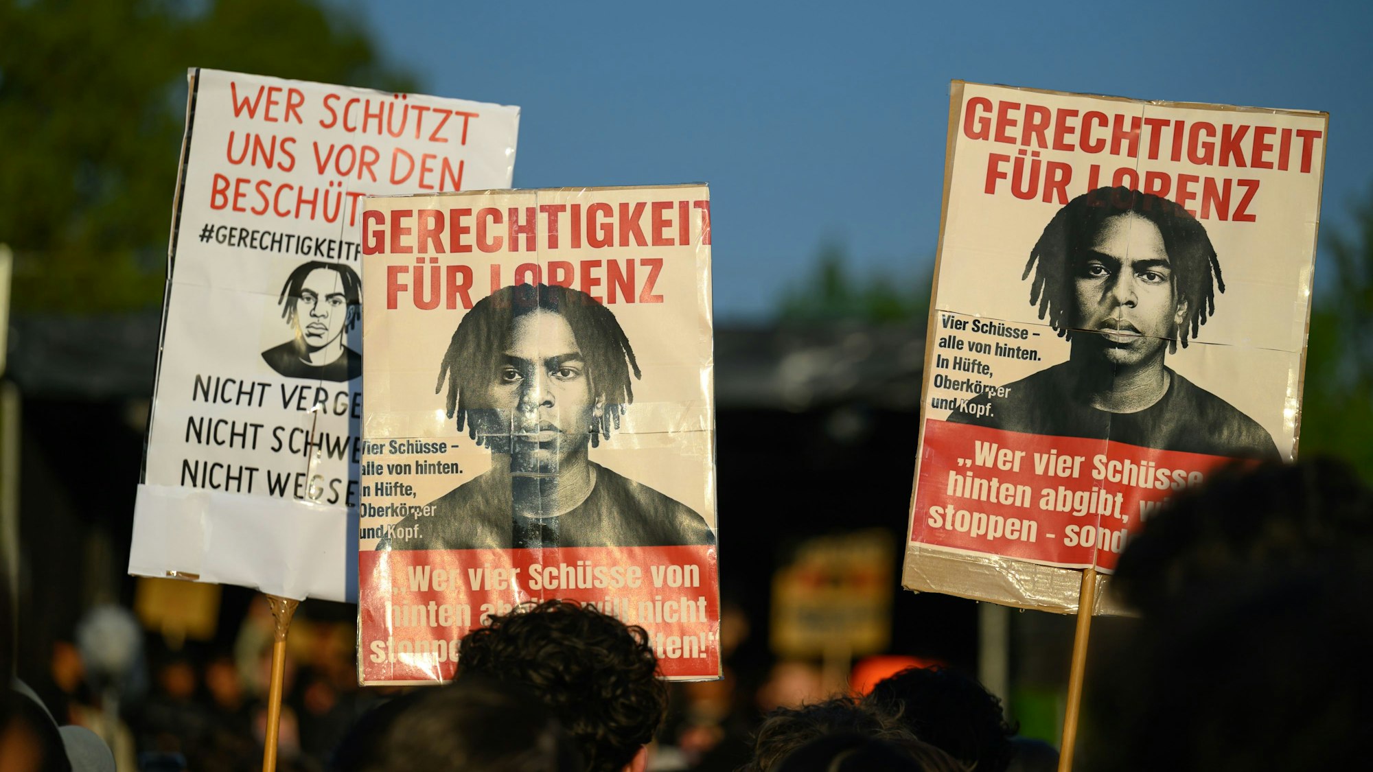25.04.2025, Niedersachsen, Oldenburg: Schilder mir der Aufschrift «Gerechtigkeit für Lorenz» sind bei einer Kundgebung nach den tödlichen Polizeischüssen auf dem Pferdemarkt zu sehen. Foto: Izabela Mittwollen/dpa +++ dpa-Bildfunk +++