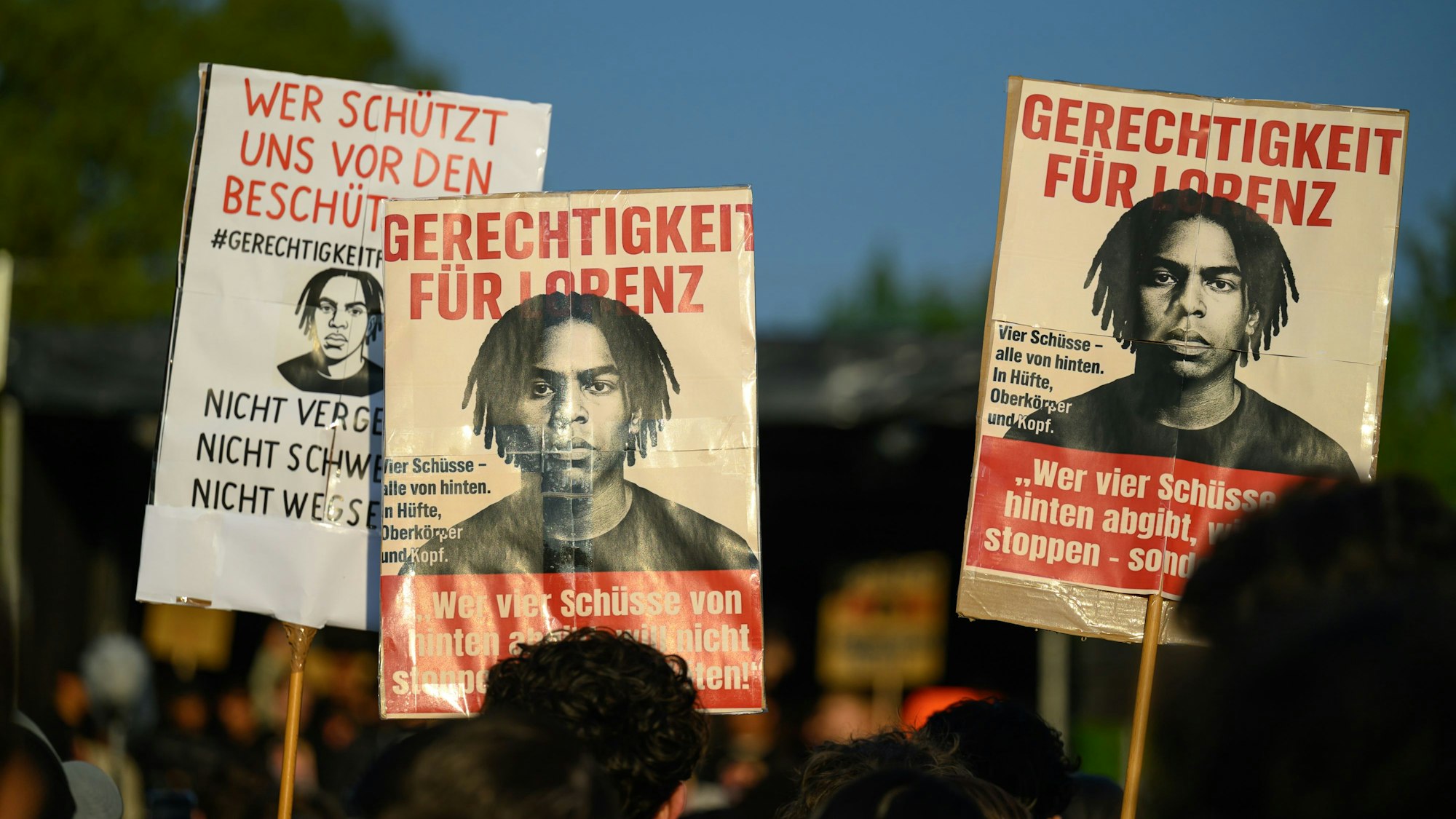 25.04.2025, Niedersachsen, Oldenburg: Schilder mir der Aufschrift «Gerechtigkeit für Lorenz» sind bei einer Kundgebung nach den tödlichen Polizeischüssen auf dem Pferdemarkt zu sehen. Foto: Izabela Mittwollen/dpa +++ dpa-Bildfunk +++