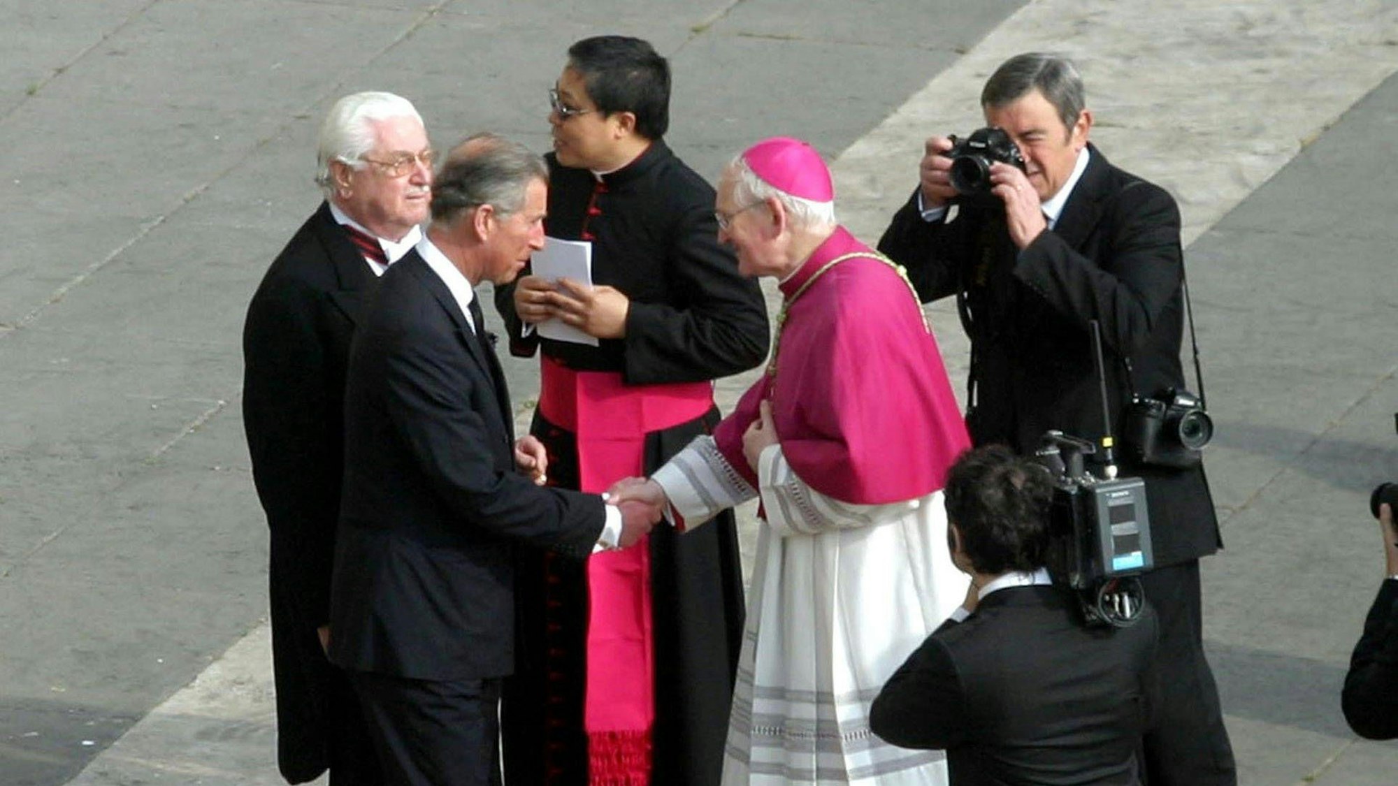 Prinz Charles (m) bei der Trauerfeier für Papst Johannes Paul II im April 2005.