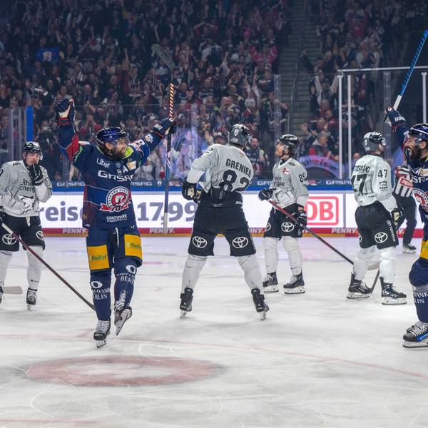 Eishockey, Herren, Saison 2024/2025, Penny DEL Finale, Spiel 5, Eisbären Berlin - Kölner Haie, v. l. Eric Mik Eisbären Berlin, Zachary Boychuk Eisbären Berlin, Marcel Noebels Eisbären Berlin, Jubel nach Tor zum 1:0, 25.04. 2025, *** Ice Hockey, Men, Season 2024 2025, Penny DEL Final, Game 5 , Eisbären Berlin Kölner Haie, f l Eric Mik Eisbären Berlin , Zachary Boychuk Eisbären Berlin , Marcel Noebels Eisbären Berlin , Cheering after scoring 1 0, 25 04 2025, Copyright: xMatthiasxKochx