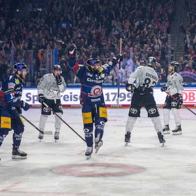 Eishockey, Herren, Saison 2024/2025, Penny DEL Finale, Spiel 5, Eisbären Berlin - Kölner Haie, v. l. Eric Mik Eisbären Berlin, Zachary Boychuk Eisbären Berlin, Marcel Noebels Eisbären Berlin, Jubel nach Tor zum 1:0, 25.04. 2025, *** Ice Hockey, Men, Season 2024 2025, Penny DEL Final, Game 5 , Eisbären Berlin Kölner Haie, f l Eric Mik Eisbären Berlin , Zachary Boychuk Eisbären Berlin , Marcel Noebels Eisbären Berlin , Cheering after scoring 1 0, 25 04 2025, Copyright: xMatthiasxKochx