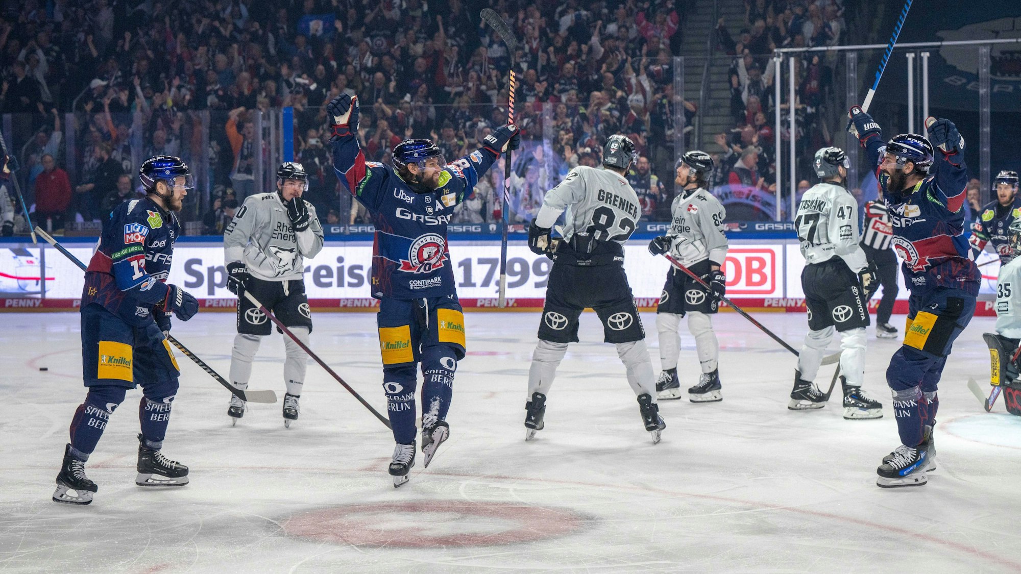 Eishockey, Herren, Saison 2024/2025, Penny DEL Finale, Spiel 5, Eisbären Berlin - Kölner Haie, v. l. Eric Mik Eisbären Berlin, Zachary Boychuk Eisbären Berlin, Marcel Noebels Eisbären Berlin, Jubel nach Tor zum 1:0, 25.04. 2025, *** Ice Hockey, Men, Season 2024 2025, Penny DEL Final, Game 5 , Eisbären Berlin Kölner Haie, f l Eric Mik Eisbären Berlin , Zachary Boychuk Eisbären Berlin , Marcel Noebels Eisbären Berlin , Cheering after scoring 1 0, 25 04 2025, Copyright: xMatthiasxKochx