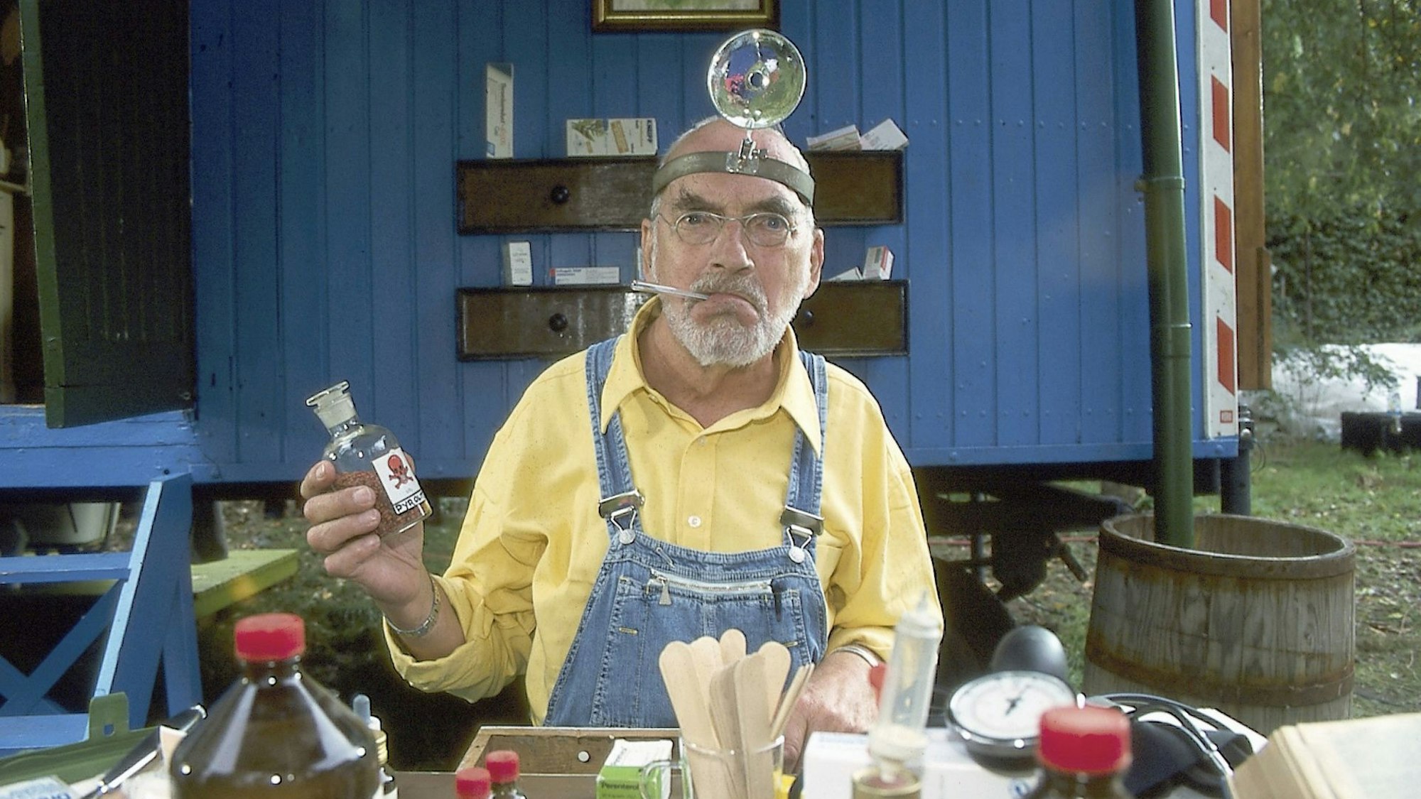 Peter (Peter Lustig) hat einen Hexenschuss. Die vielen Medikamente helfen nicht - zuletzt versucht er es mit einem heilsamen Bad in Moor-Schlamm.