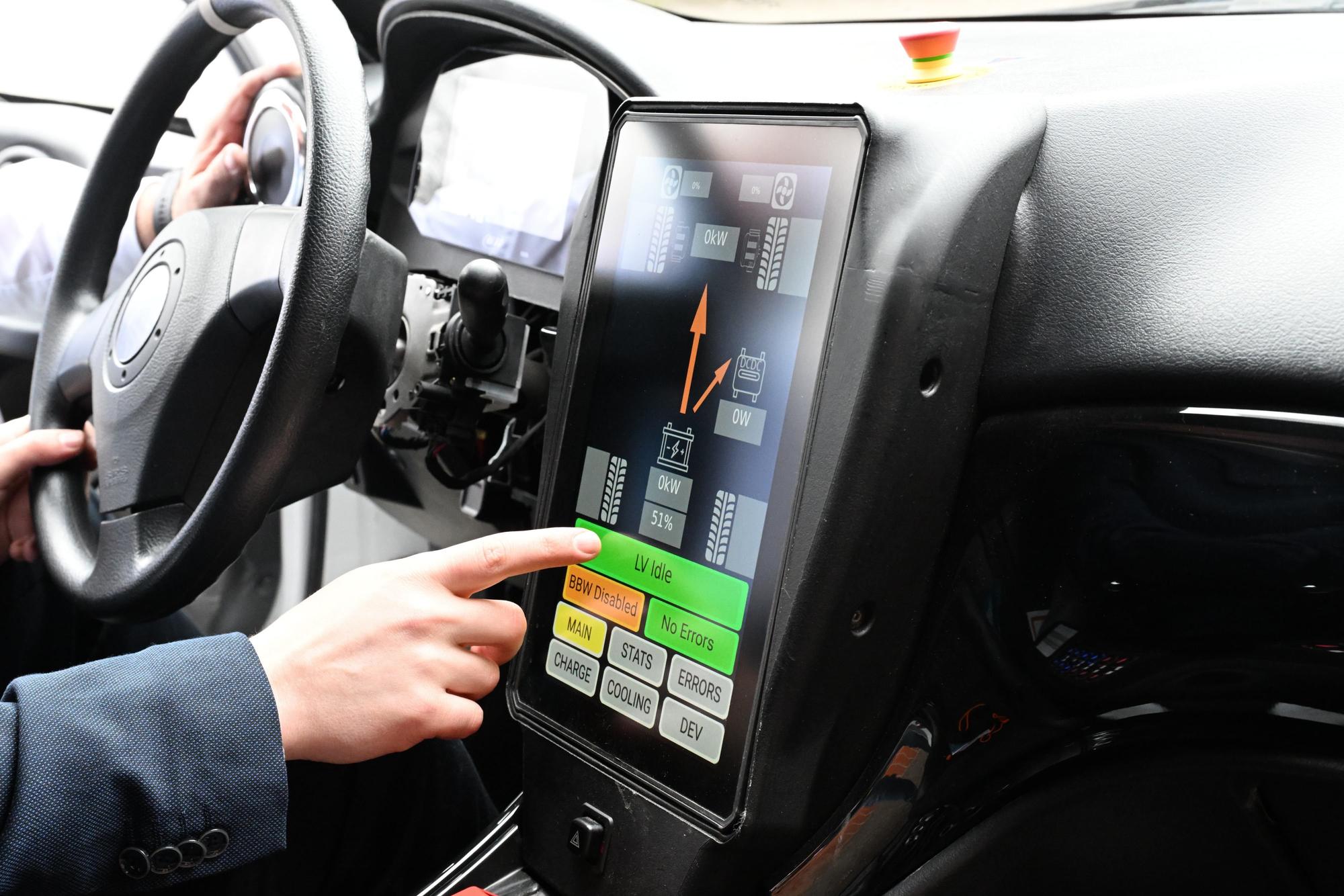 Man sieht einen Computer in einem Auto.