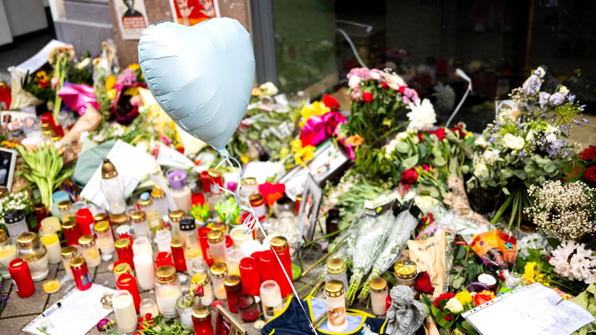 24.04.2025, Niedersachsen, Oldenburg: Am Tatort erinnern unzählige Fotos, Blumen und Kerzen an Lorenz, der durch Polizeischüsse tödlich verletzt wurde. Mindestens drei Schüsse trafen den 21-Jährigen am Ostersonntag von hinten. (zu dpa: «Polizei warnt vor Verbreitung falscher Behauptungen») Foto: Sina Schuldt/dpa +++ dpa-Bildfunk +++