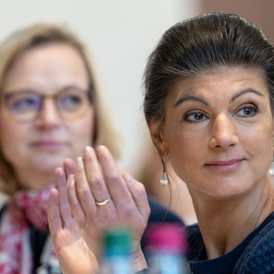 ARCHIV - 07.12.2024, Thüringen, Ilmenau: Katja Wolf (l), Landesvorsitzende und Sahra Wagenknecht, Parteigründerin, verfolgen einen BSW-Landesparteitag in Thüringen (Archivbild) (zu dpa: «Thüringer BSW wählt Parteispitze - Turbulenzen erwartet») Foto: Michael Reichel/dpa +++ dpa-Bildfunk +++