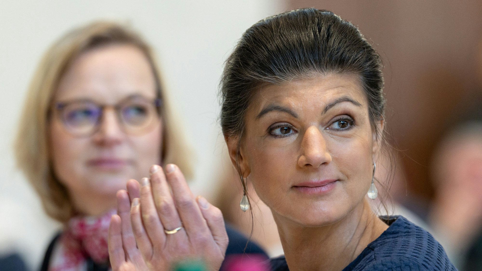 ARCHIV - 07.12.2024, Thüringen, Ilmenau: Katja Wolf (l), Landesvorsitzende und Sahra Wagenknecht, Parteigründerin, verfolgen einen BSW-Landesparteitag in Thüringen (Archivbild)  (zu dpa: «Thüringer BSW wählt Parteispitze - Turbulenzen erwartet») Foto: Michael Reichel/dpa +++ dpa-Bildfunk +++