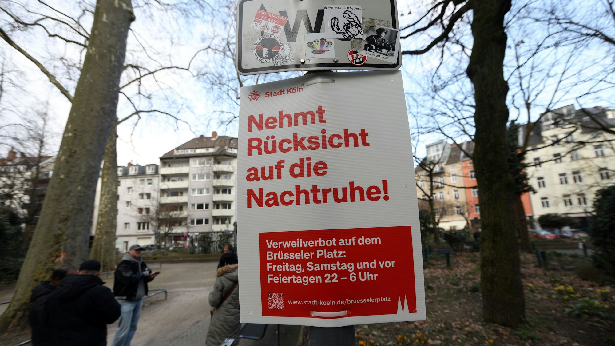 Diese Schilder verkündeten am Brüsseler Platz das Verweilverbot, das jetzt vorerst ausgesetzt ist.