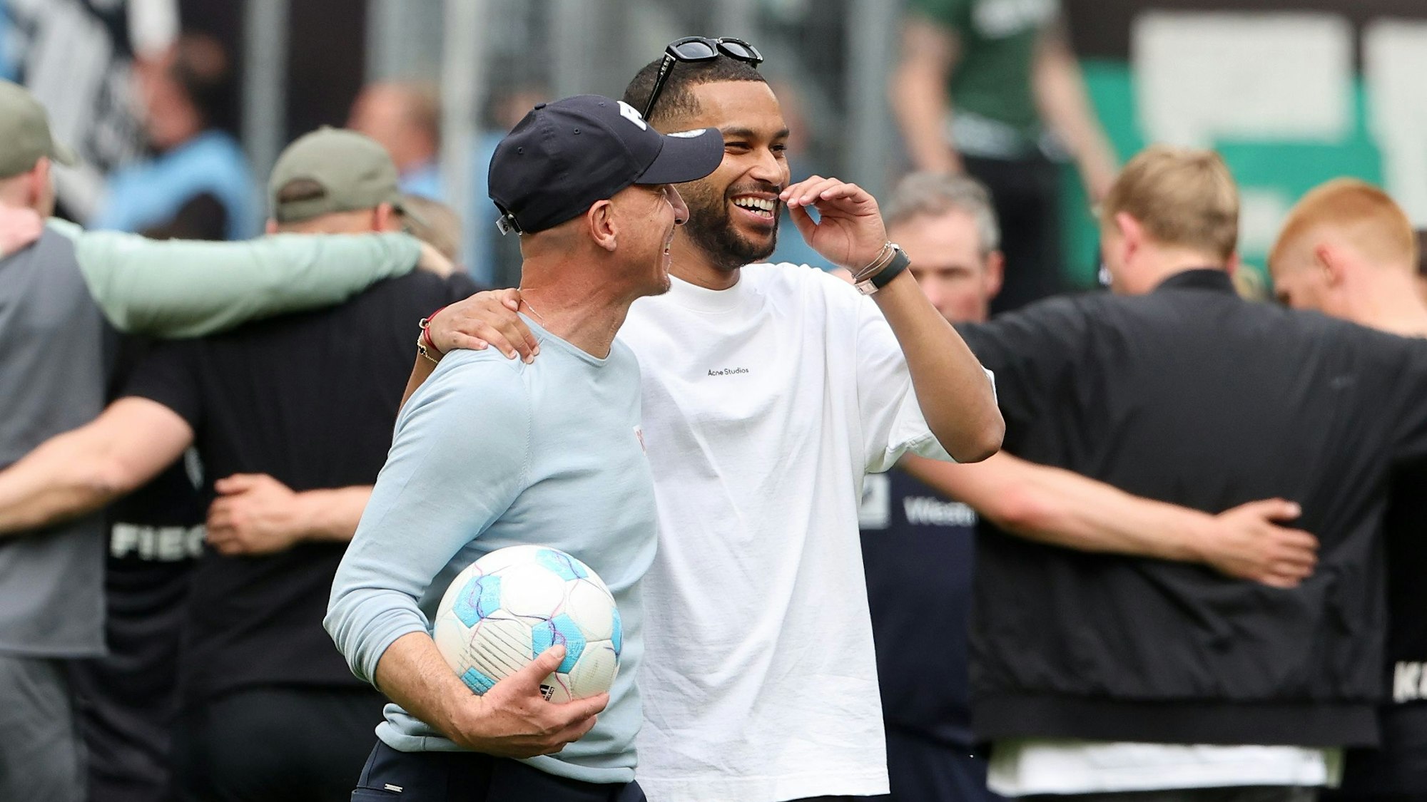 1. FC Köln vs. Preußen Münster, 30. Spieltag, 20.04.2025, 13.30 Uhr, von links: Gerhard Struber, Linton Maina (1. FC Köln), Bild: Herbert Bucco