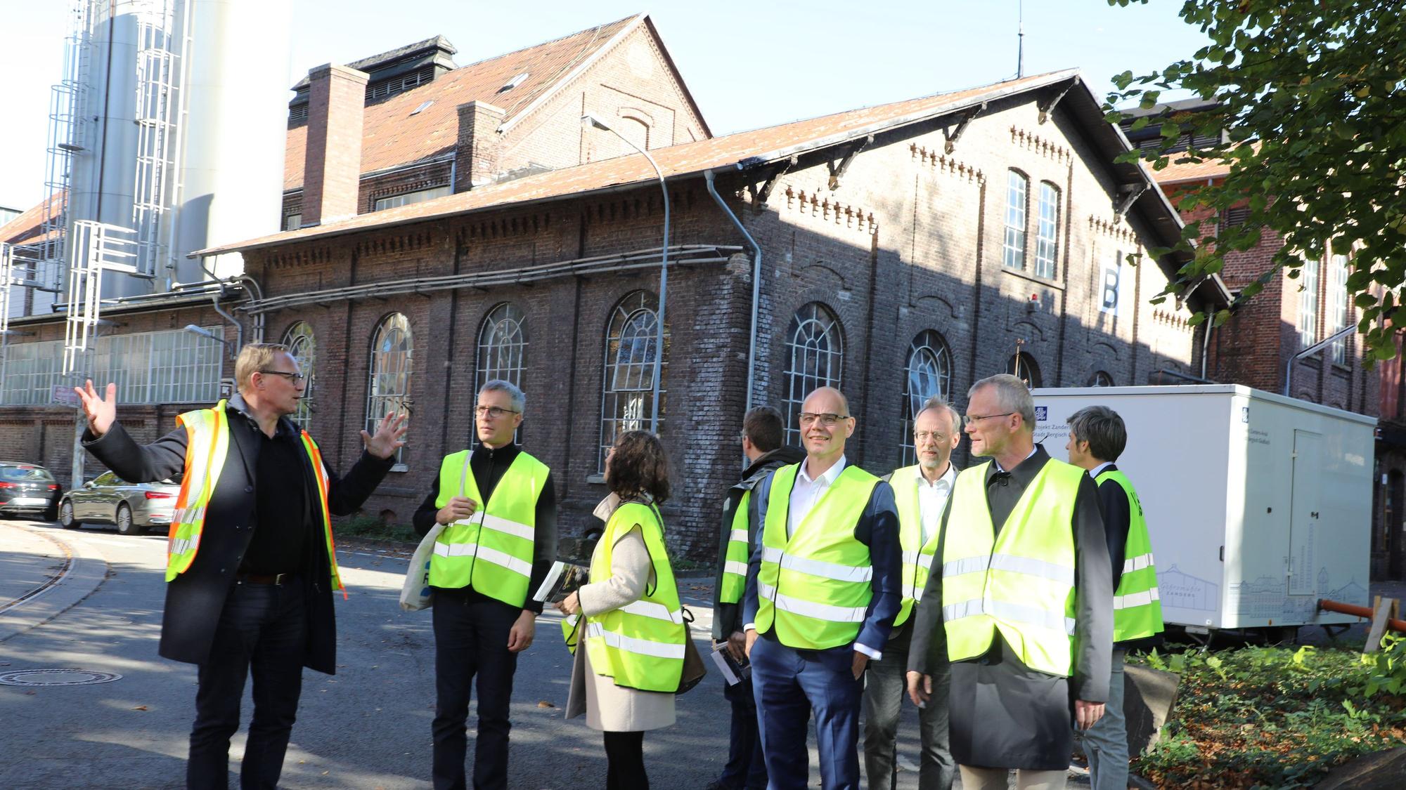 Eine Delegation aus Thüringen wird über das Bergisch Gladbacher Zanders-Gelände geführt. Auf der Industriebrache soll ein neuer Stadtteil entstehen.