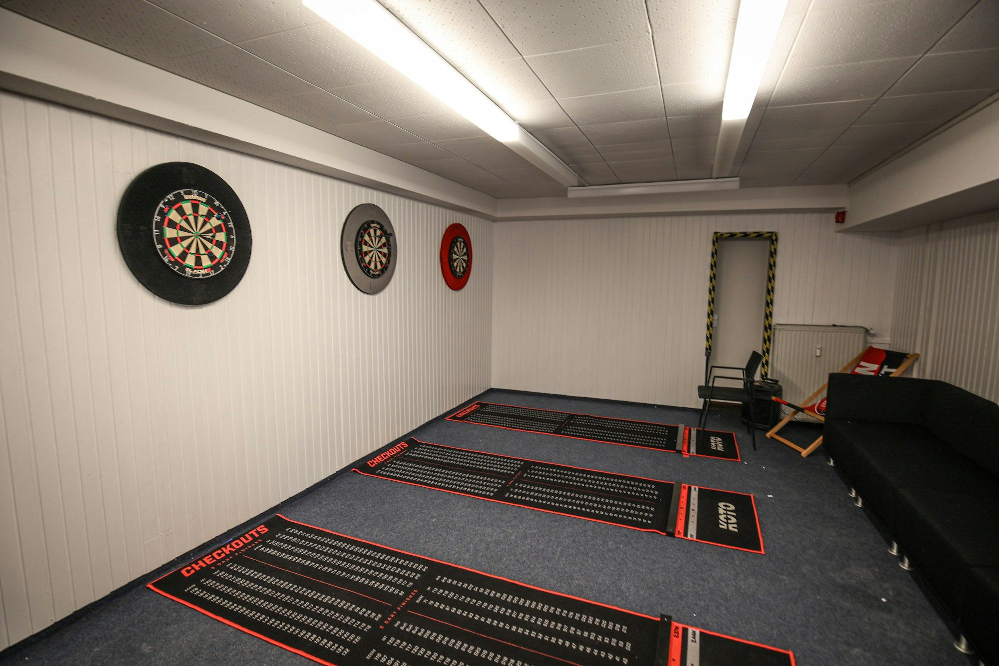 Im Keller kann man Darts spielen.