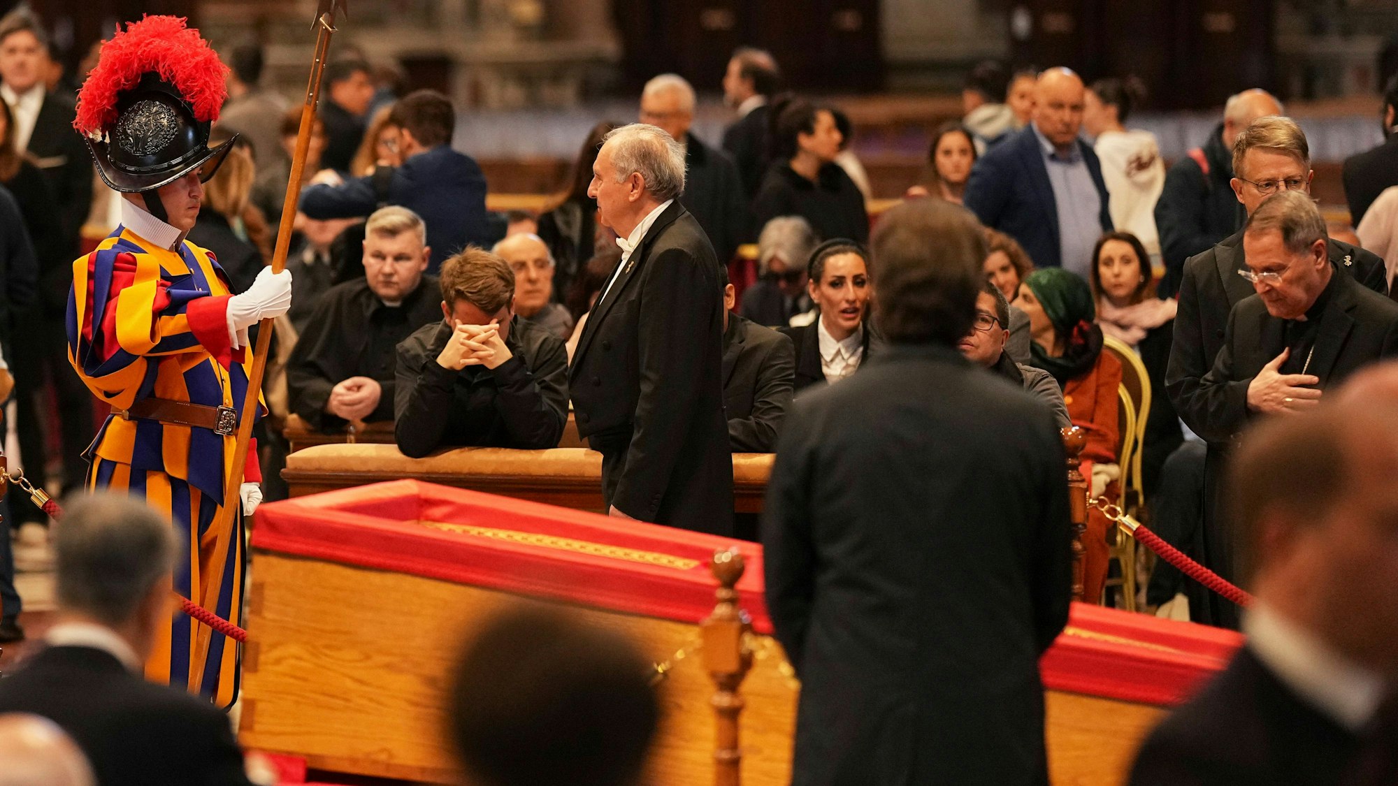 Menschen erweisen dem verstorbenen Papst Franziskus, der am letzten Tag im Petersdom aufgebahrt ist, im Vatikan die letzte Ehre.