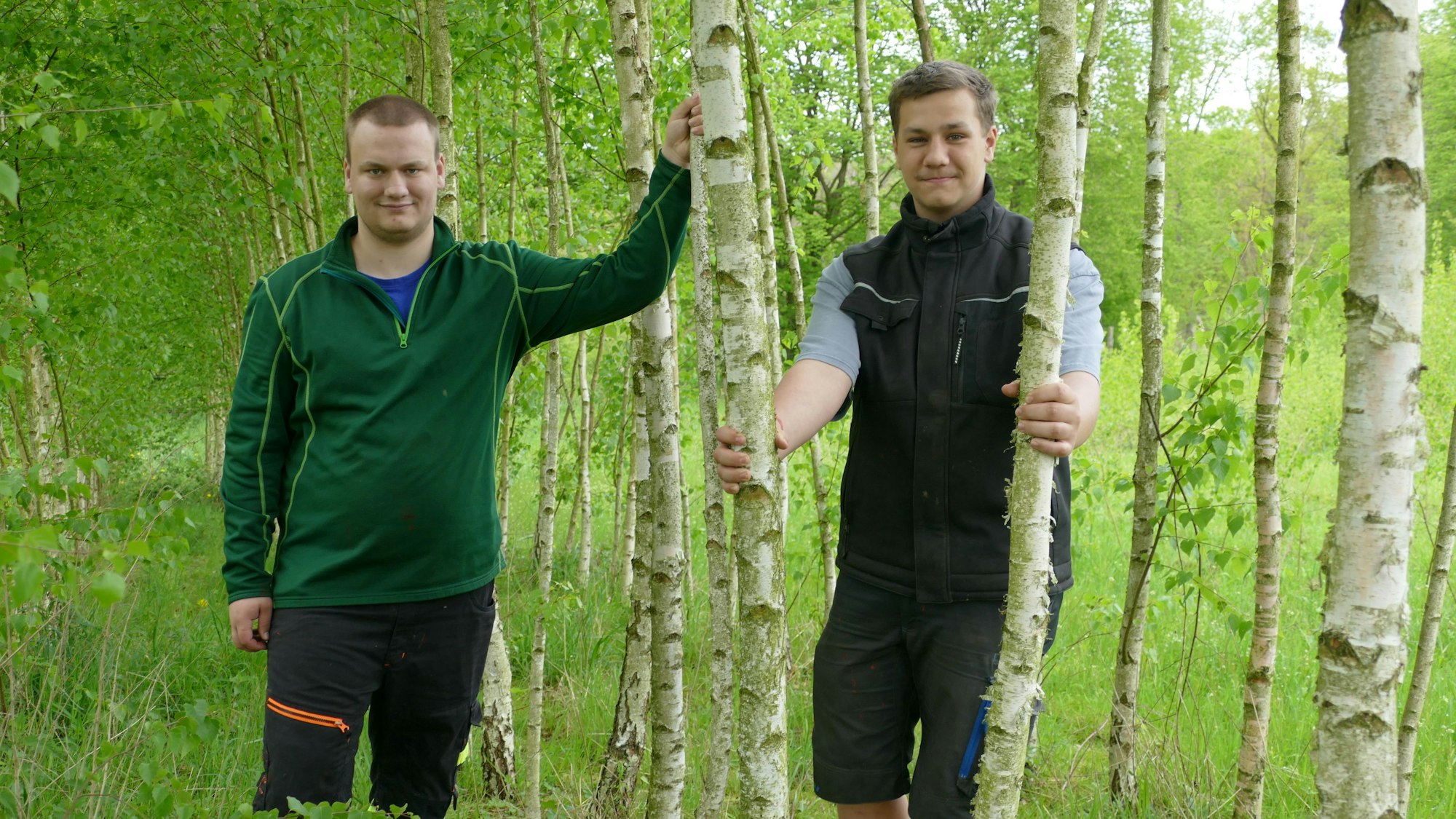 Ole (r.) und Fynn Schmitz aus Lohmar betreiben ein Maibaum-Imperium. An fünf Verkaufsstellen werden sie ihre Bäume und Herzen anbieten.