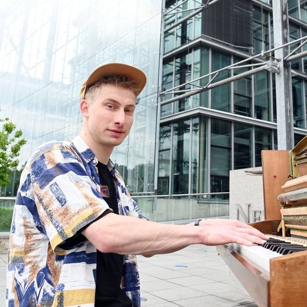 Der Kölner Straßenmusiker Thelonious Herrmann alias „Stadtgeklimper“ wird keine Konzerte auf der Ehrenstraße mehr geben.