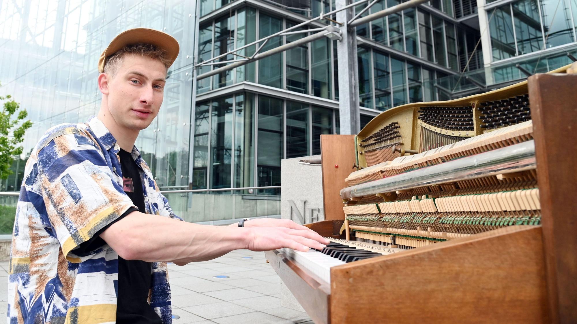 22.04.2025 Köln. Der Kölner Straßenmusiker Thelonious Herrmann alias „Stadtgeklimper“ besucht die Redaktion des Kölner Stadt-Anzeigers und bringt sein Klavier mit. Foto: Alexander Schwaiger