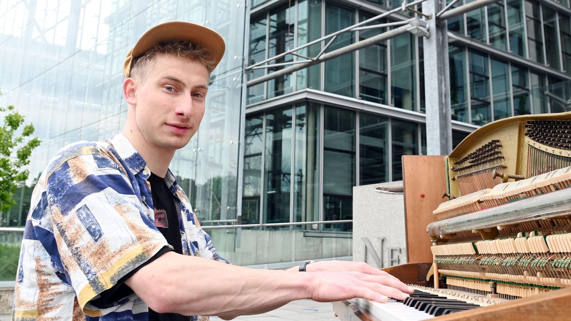 Der Kölner Straßenmusiker Thelonious Herrmann alias „Stadtgeklimper“ wird keine Konzerte auf der Ehrenstraße mehr geben.
