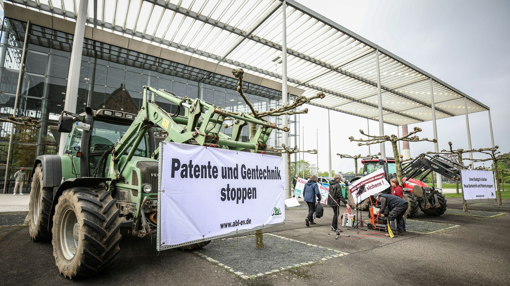 Trecker stehen vor Bayers Konzernzentrale in Leverkusen