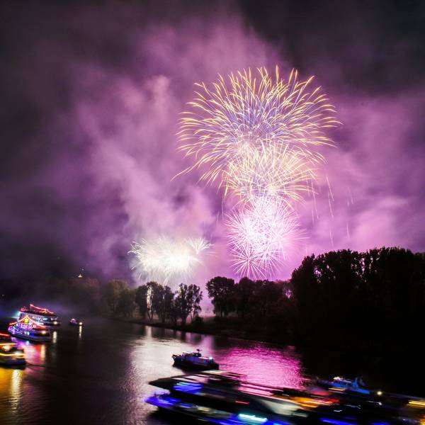 Bunt beleuchtete Boote und Schiffe sowie ein Feuerwerk sind beim Fest „Rhein in Flammen“ (Archivfoto).