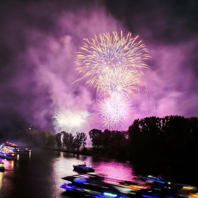 Bunt beleuchtete Boote und Schiffe sowie ein Feuerwerk sind beim Fest „Rhein in Flammen“ (Archivfoto).