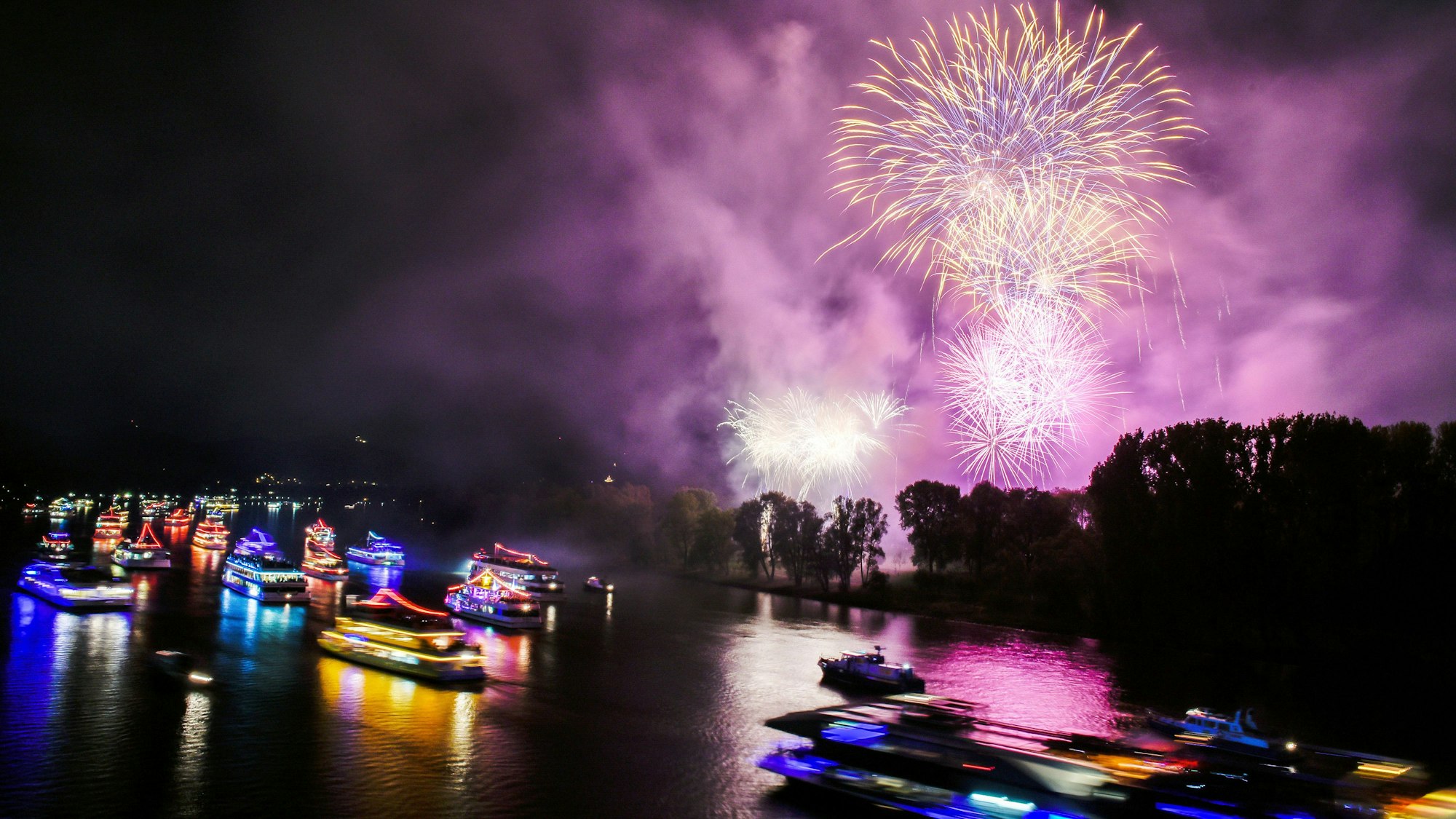 Bunt beleuchtete Boote und Schiffe sowie ein Feuerwerk sind beim Fest „Rhein in Flammen“ (Archivfoto).
