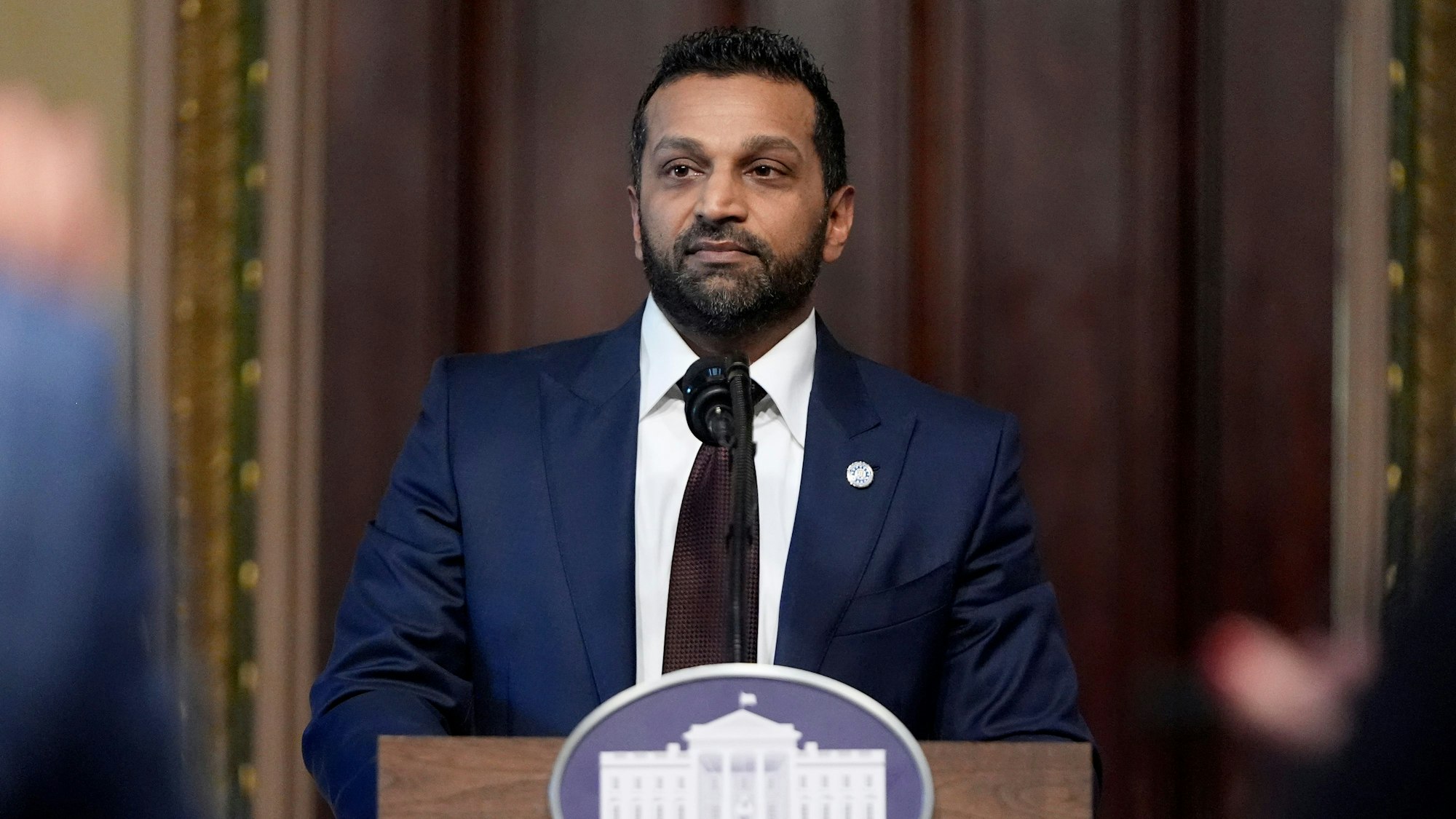 ARCHIV - 21.02.2025, USA, Washington: Kash Patel, neuer Direktor des FBI, spricht während einer Vereidigungszeremonie im Indian Treaty Room im Eisenhower Executive Office Building auf dem Campus des Weißen Hauses. (zu dpa: «Streit um Abschiebung: FBI nimmt Richterin in Milwaukee fest») Foto: Mark Schiefelbein/AP/dpa +++ dpa-Bildfunk +++