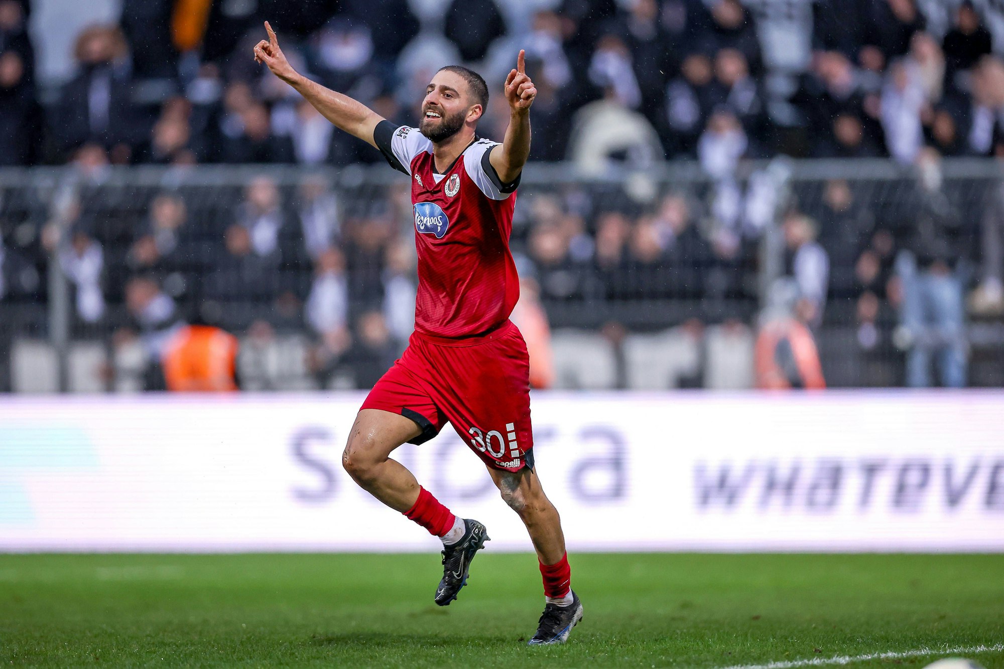 21.12.2024, Fußball, FC Viktoria Köln SV Sandhausen, 3.Liga, Sportpark Höhenberg, Saison 2024 2025: Torjubel durch Serhat-Semih Güler Viktoria Köln 30 nach dem Tor zum 2:0. DFB regulations prohibit any use of photographs as image sequences and or quasi-video. Nordrhein-Westfalen Deutschland *** 21 12 2024, Football, FC Viktoria Köln SV Sandhausen, 3 Liga, Sportpark Höhenberg, Saison 2024 2025 Torjubel durch Serhat Semih Güler Viktoria Köln 30 nach dem Tor zum 2 0 DFB regulations prohibit any use of photographs as image sequences and or quasi video Nordrhein Westfalen Germany