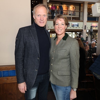 Gerhard Delling mit Christina Block beim Hamburger Hafen Talk im Blockbräu, Bei den St. Pauli Landungsbrücken, Hamburg 16.2.2025 *** Gerhard Delling with Christina Block at the Hamburger Hafen Talk in the Blockbräu, Bei den St Pauli Landungsbrücken, Hamburg 16 2 2025