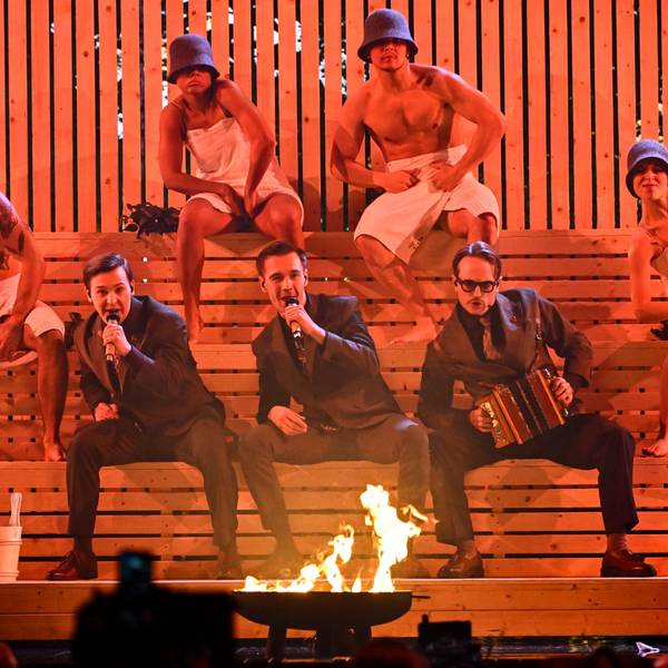 Die Musikgruppe KAJ steht nach dem Gewinn des Finales des Melodifestivalen Song Contests in der Strawberry Arena mit dem Lied „Bara bada bastu“ auf der Bühne.