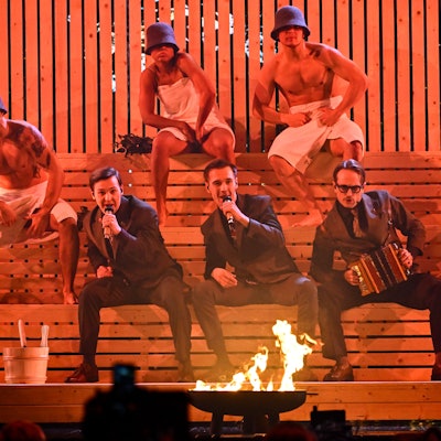 Die Musikgruppe KAJ steht nach dem Gewinn des Finales des Melodifestivalen Song Contests in der Strawberry Arena mit dem Lied „Bara bada bastu“ auf der Bühne.
