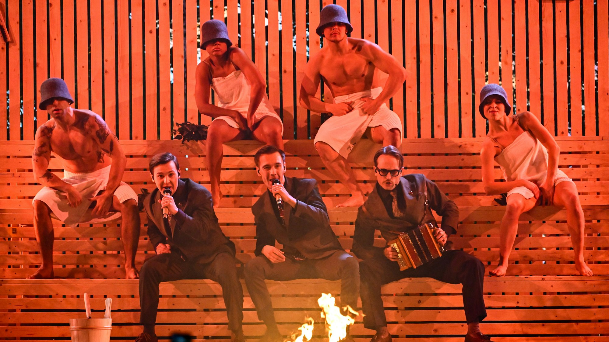 Die Musikgruppe KAJ steht nach dem Gewinn des Finales des Melodifestivalen Song Contests in der Strawberry Arena mit dem Lied „Bara bada bastu“ auf der Bühne.