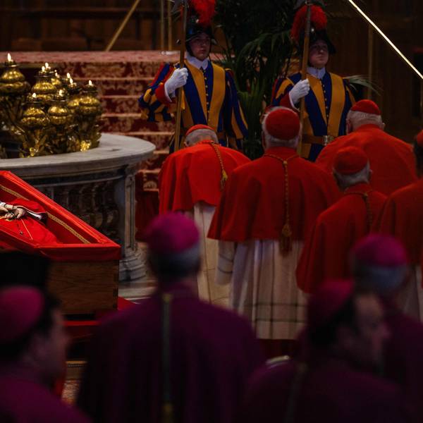 Kardinäle nehmen am offenen Sarg Abschied von Papst Franziskus.