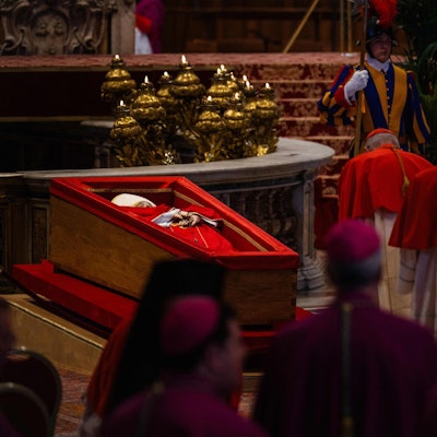 Kardinäle nehmen am offenen Sarg Abschied von Papst Franziskus.