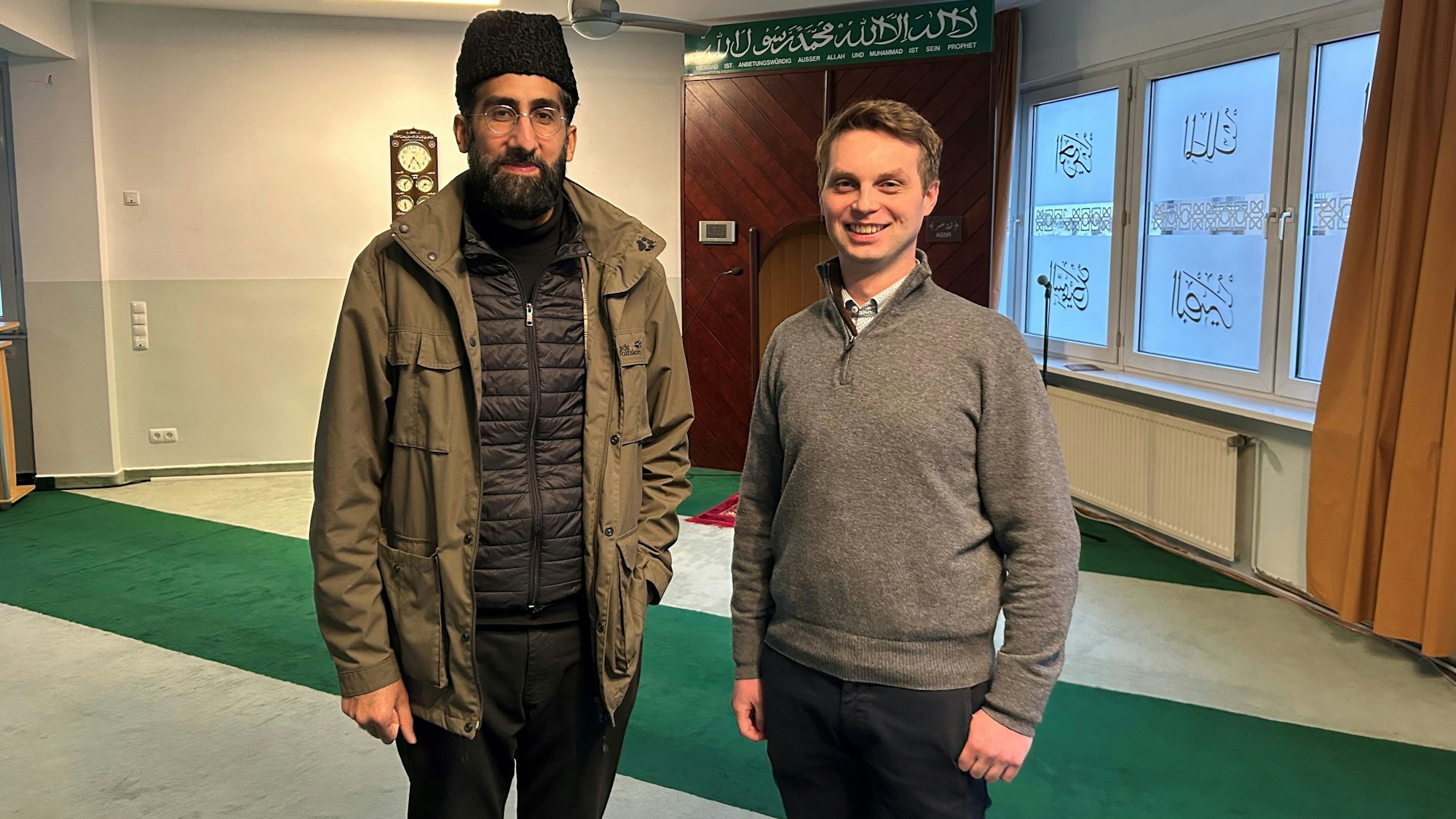 Mahmood Malhi, Imam der Ahmadiyya Gemeinde in Köln, mit Kevin Gniosdorz (CDU) in der Bait un Nasr Moschee in Köln-Nippes