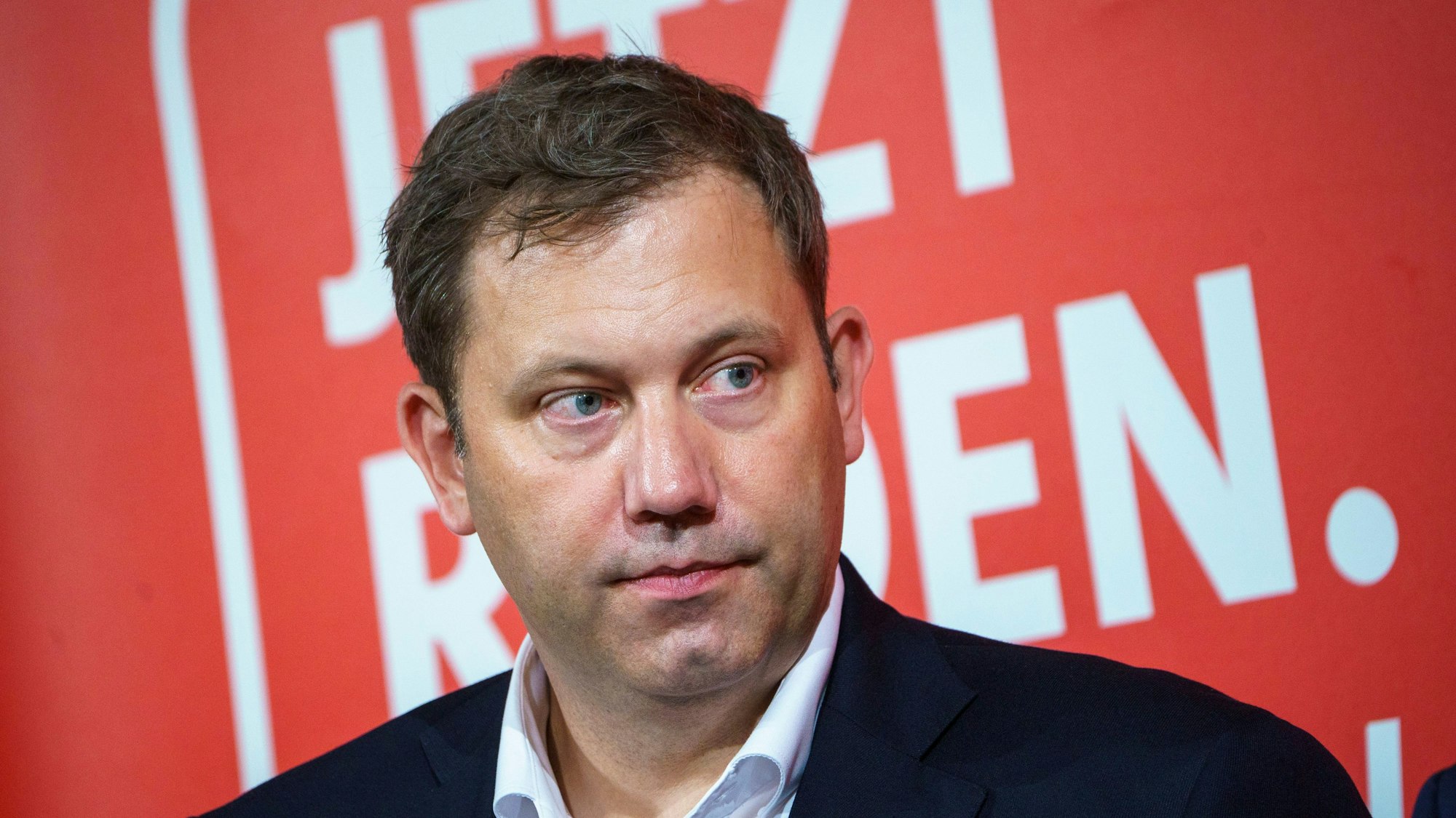 Lars Klingbeil (SPD), einer der beiden Parteivorsitzenden der Bundes-SPD, steht auf der Dialogkonferenz vor den Teilnehmern.