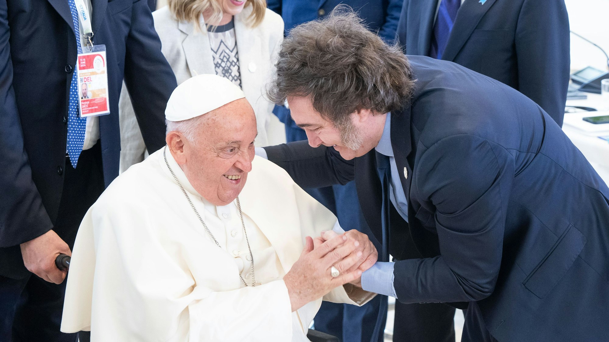 ARCHIV - 14.06.2024, Italien, Bari: Papst Franziskus begrüßt Javier Milei, Präsident von Argentinien, beim G7 Gipfel. Die Staats- und Regierungschefs aus den sieben Industrienationen USA, Kanada, Großbritannien, Frankreich, Italien, Deutschland und Japan treffen sich zu ihrem jährlichen Gipfel am Gipfelort dem Luxushotel Borgo Egnazia in Apulien. Ajay Banga, Präsident der Weltbank. (zu dpa: «Staatstrauer in Argentinien nach Tod von Papst Franziskus») Foto: Michael Kappeler/dpa +++ dpa-Bildfunk +++